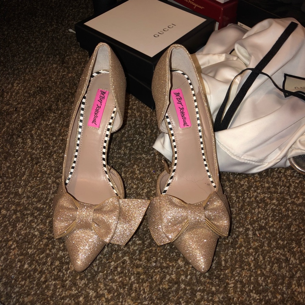 betsey johnson gold glitter heels